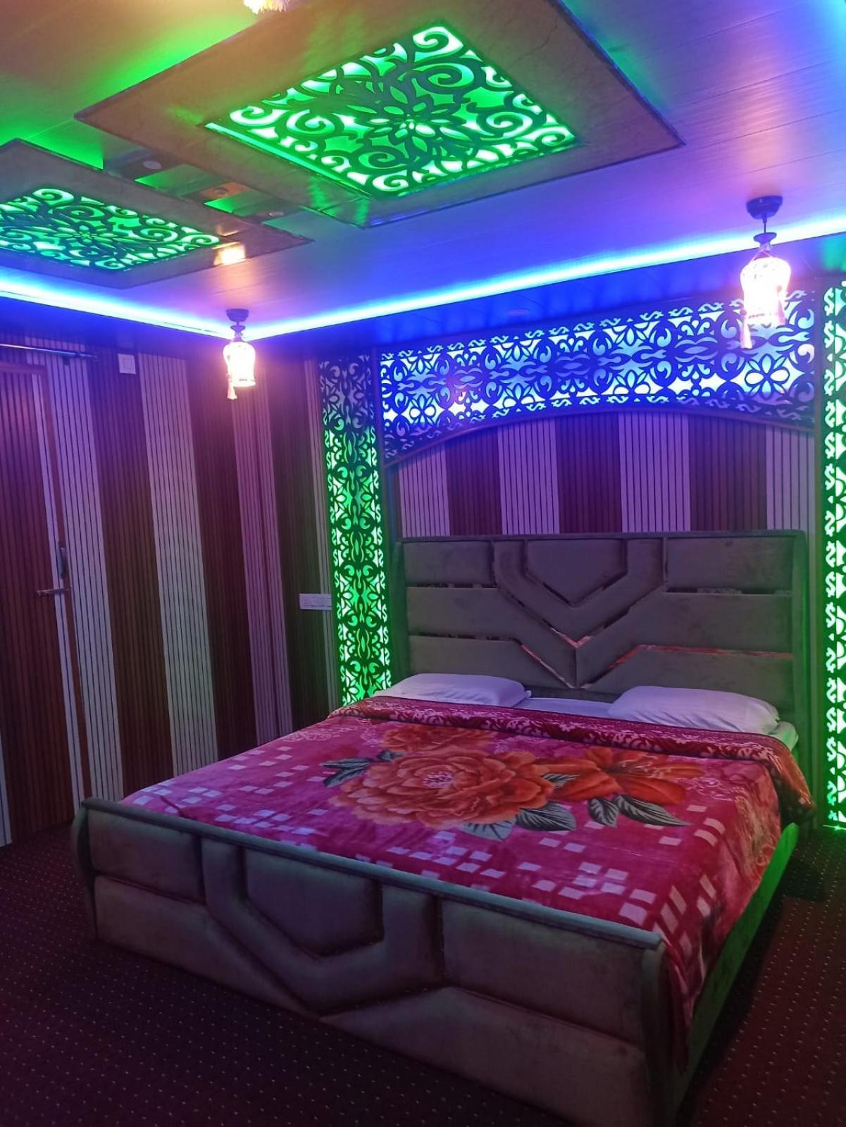 Backyard Stays With Dal Lake View Σριναγκάρ Εξωτερικό φωτογραφία