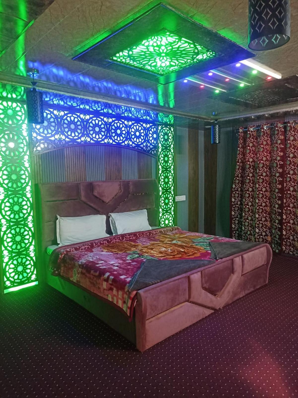 Backyard Stays With Dal Lake View Σριναγκάρ Εξωτερικό φωτογραφία