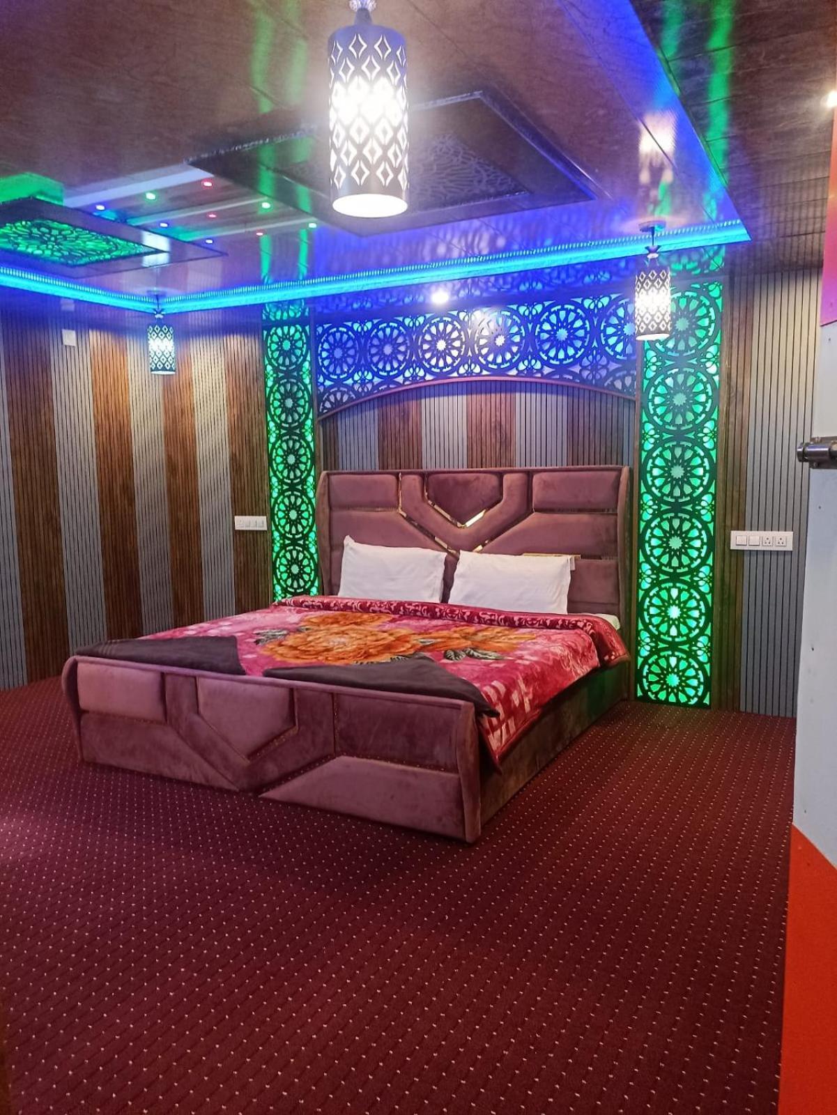 Backyard Stays With Dal Lake View Σριναγκάρ Εξωτερικό φωτογραφία